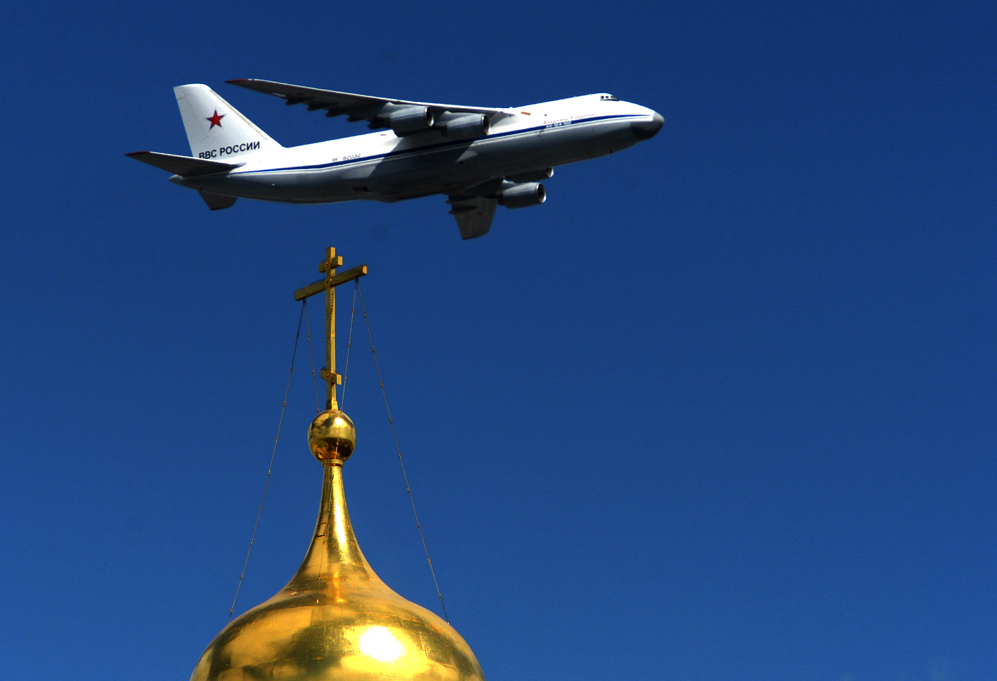 TOPSHOT - A Russian Antonov An-124 Ruslan strategic airlift jet aircraft flies above the Kremlin's cathedrals in Moscow, on May 5, 2015, during a rehearsal of the Victory Day parade. Russia will celebrate the 70th anniversary of the 1945 defeat of Nazi Germany on May 9. AFP PHOTO / VASILY MAXIMOV (Photo by VASILY MAXIMOV / AFP) (Photo by VASILY MAXIMOV/AFP via Getty Images)